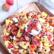 Banana-Split-Grilled-Dessert-Nachos-with-Ice-Cream-vert-watermarked